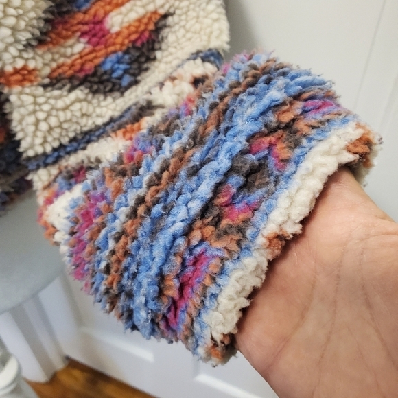 Pull&Bear Colorful Faux Sherpa Pullover Crop Style, Size XL. CASUAL AZTEC - Picture 4 of 11